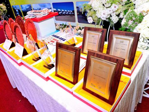 TRAO KỶ NIỆM CHƯƠNG
